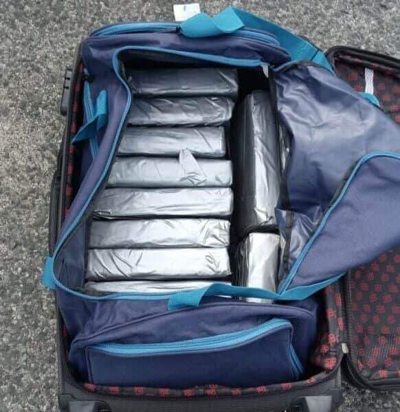 Apresan dos e incautan 14 paquetes presumiblemente cocaína en aeropuerto de Punta Cana