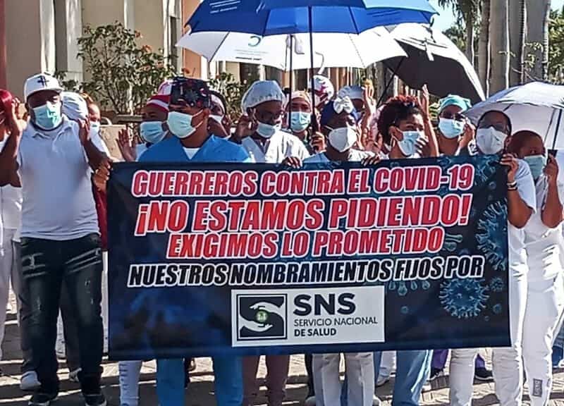 Enfermeras del hospital Eduardo Aybar marchan en reclamos de nombramientos por parte de las autoridades