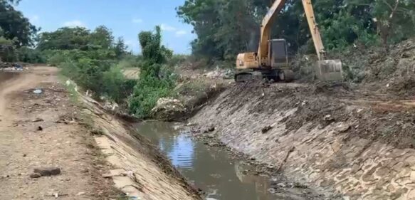 INDRHI limpia drenajes en Villa Vásquez para evitar grandes inundaciones