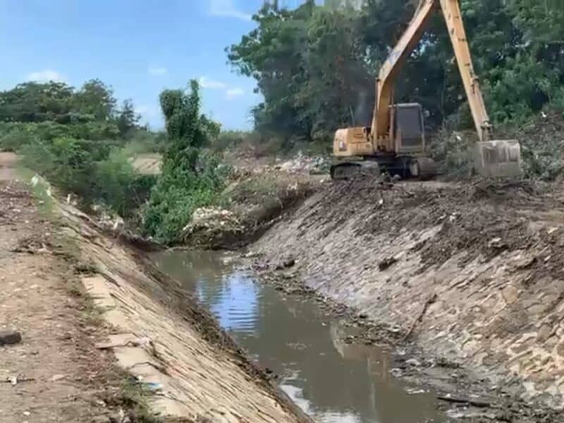 INDRHI limpia drenajes en Villa Vásquez para evitar grandes inundaciones