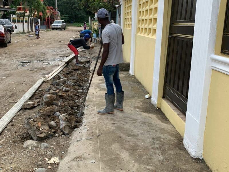 Residentes en Palacio de Engombe esperanzados en que Alcaldía SDO continúe trabajos de aceras, contenes y bacheo