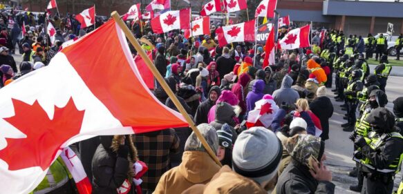 Policía canadiense comienza a despejar bloqueos fronterizos