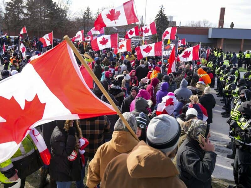 Policía canadiense comienza a despejar bloqueos fronterizos