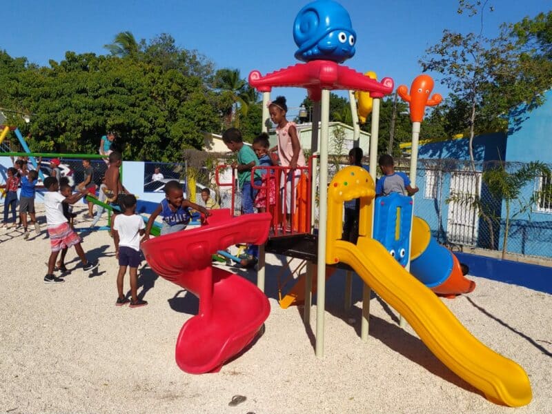 Inauguran parque infantil, escuela de música y remodelación de cancha en el sector Savica