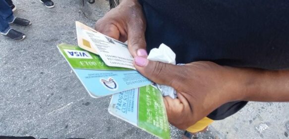 Protestan por falta de fondos en tarjeta “Supérate” en Barahona