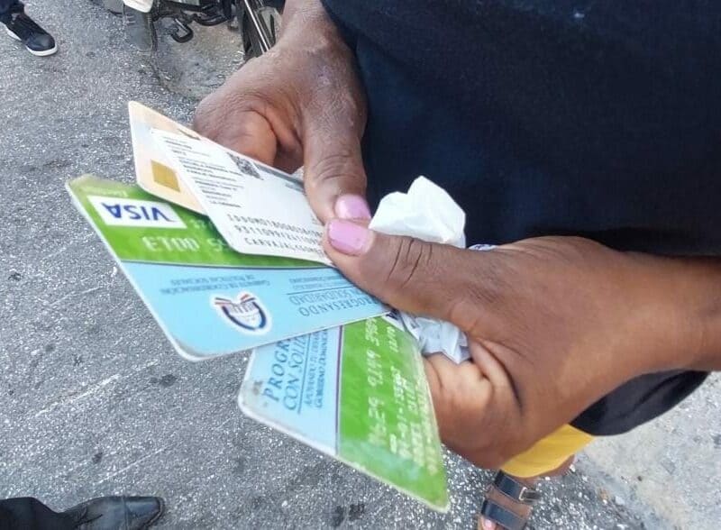 Protestan por falta de fondos en tarjeta “Supérate” en Barahona