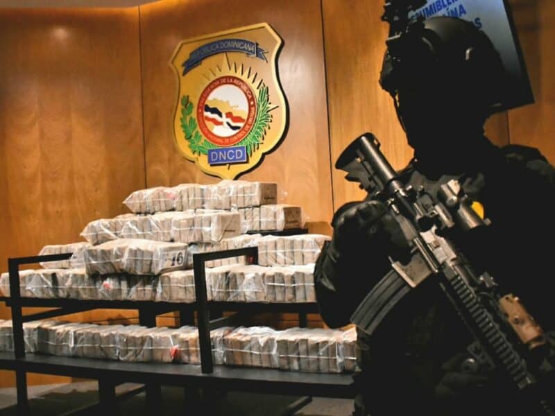 Arrestan dos hombres con 250 paquetes presumiblemente de cocaína en SPM
