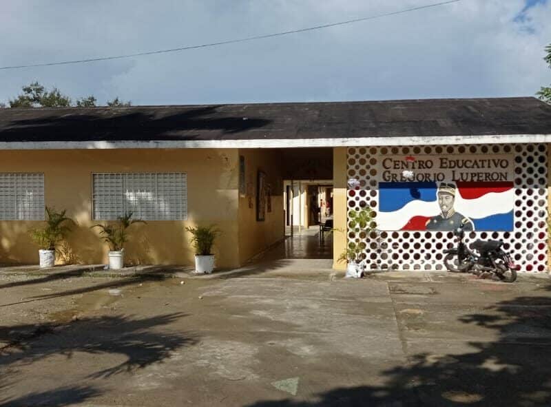 Piden reparación de pabellón en centro educativo primario de Río San Juan