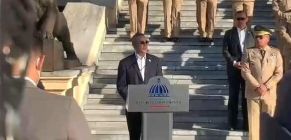 Abinader encabeza acto a la Bandera en el Palacio Nacional