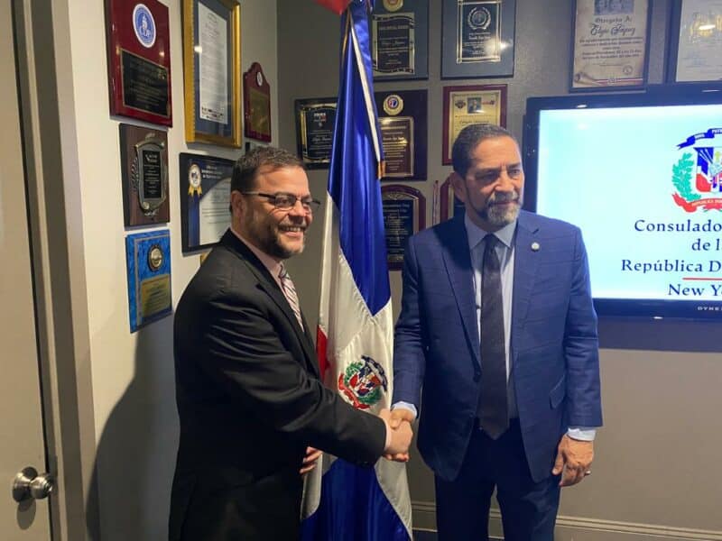 Senador Estatal de NY realiza visita al Consulado dominicano de esa ciudad