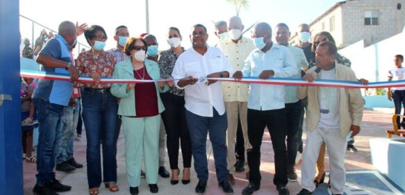 Alcaldía inaugura parque infantil y remodelación de cancha en Barahona