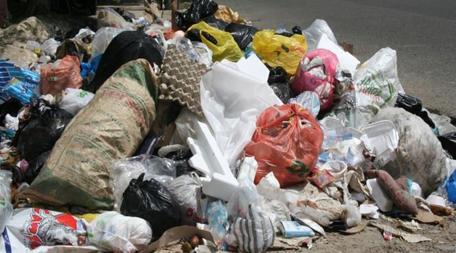 Denuncian cúmulo de basura en residencial de SDE afecta salud residentes