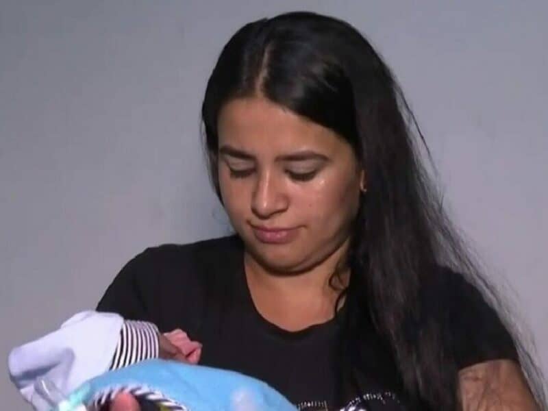 No era un cólico, era un bebé: Mujer fue por un dolor al hospital y terminó dando a luz
