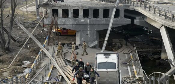 Las tropas rusas se van de Chernóbil; siguen los combates