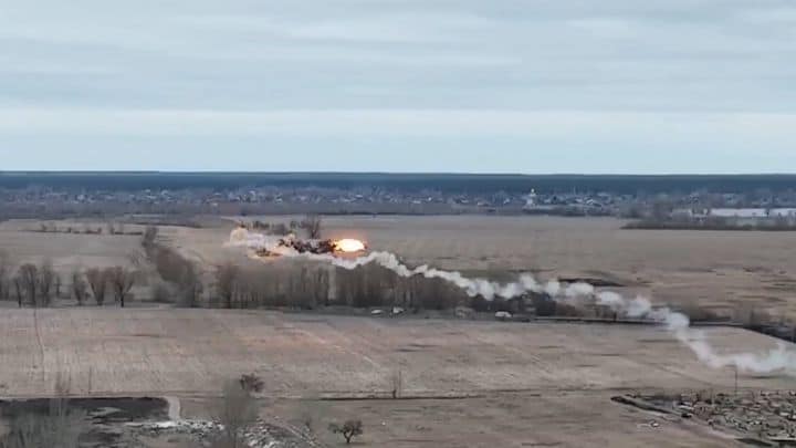 Momento en que  Ucrania derriba un helicóptero ruso con misil