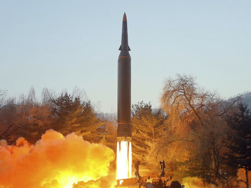 Corea del Norte dispara un misil no identificado hacia el mar de Japón