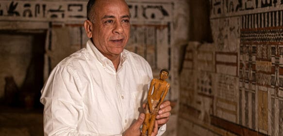 Egipto presenta 5 tumbas de más de 4,000 años de antigüedad descubiertas en Saqqara