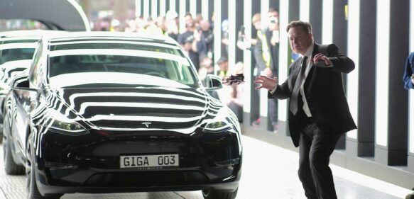 Elon Musk inaugura su primera fábrica europea de Tesla
