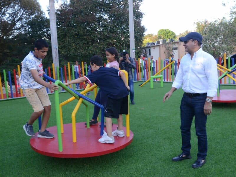 Alcaldía Santiago entrega un nuevo y moderno parque infantil en La Villa Olímpica
