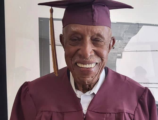 Cooper: Señor que a los 101 años, finalmente obtuvo su diploma de escuela secundaria