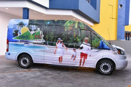 Foto 6 Uno de los nuevos vehiculos para el transporte de los turistas.