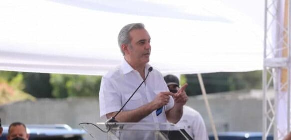 Presidente Abinader supervisa jornada de trabajo del programa Supérate en Boca Chica