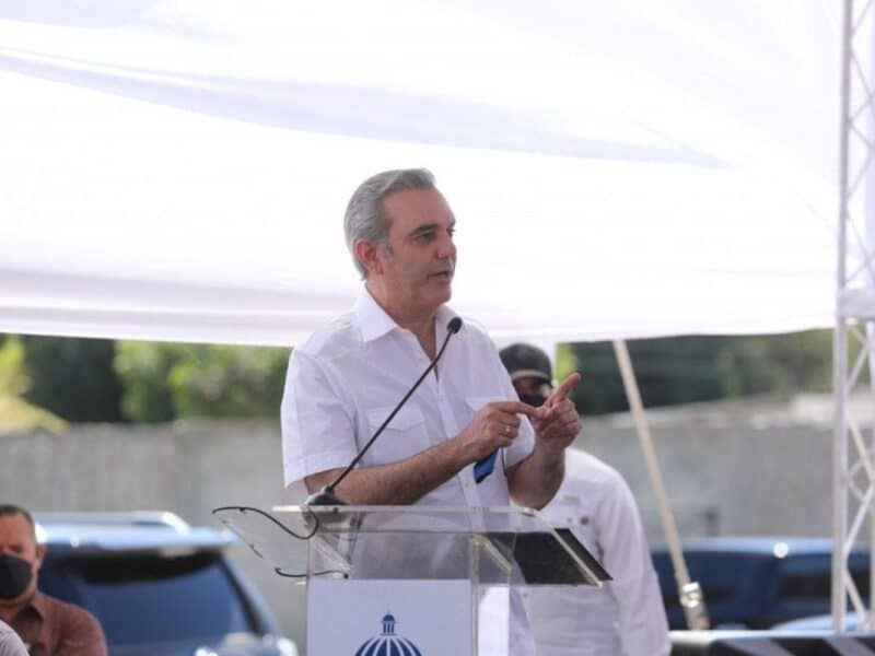 Presidente Luis Abinader inaugura muelle de pescadores en Boca Chica