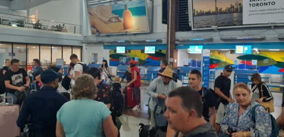 Turistas Ucranianos varados en el país regresan hoy a Polonia en vuelo humanitario