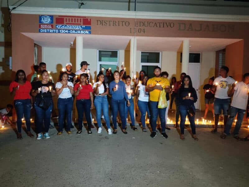 Maestros realizan encendido de velas en Dajabón en demanda de nombramientos