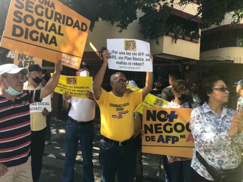 Botello encabeza protesta por reducción cuentas AFP y lanza advertencia al superintendente de pensiones