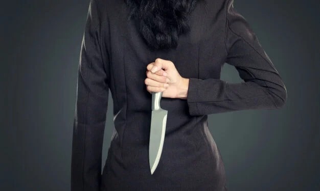 Mujer corta partes íntimas de su esposo tras hallarlo abusando de su hija
