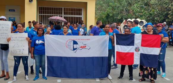 Maestros de Vicente Noble en Barahona marchan hacia Distrito Educativo 01-05 por reivindicaciones