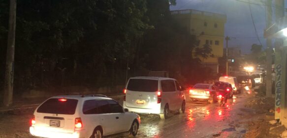 Lluvia dificulta transido en avenida Los Beisbolistas en Manoguayabo