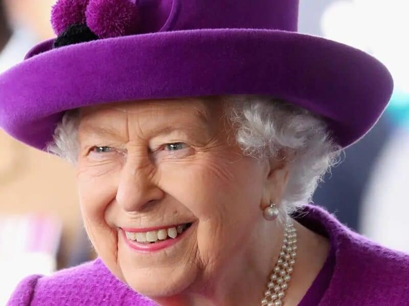 Reina Isabel II asiste a su primer acto público tras superar COVID-19