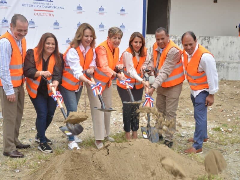 Ministra de cultura realiza primer picado para la construcción de escuela de Bellas Artes en Puerto Plata