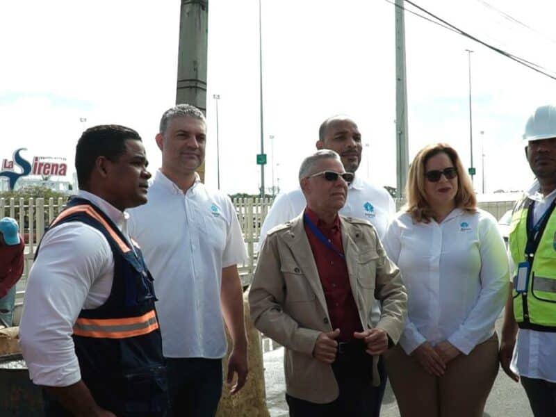 Ayuntamiento y Grupo Ramos inician solución de drenaje en la Charles de Gaulle, frente a La Sirena