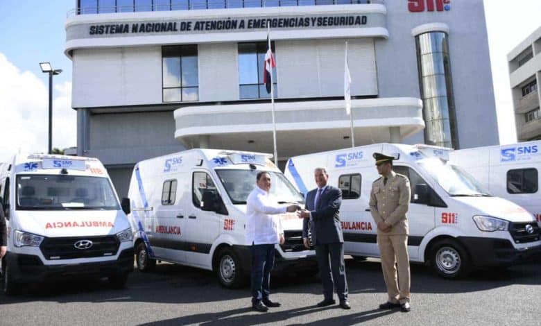 El 9-1-1 entrega siete ambulancias al SNS