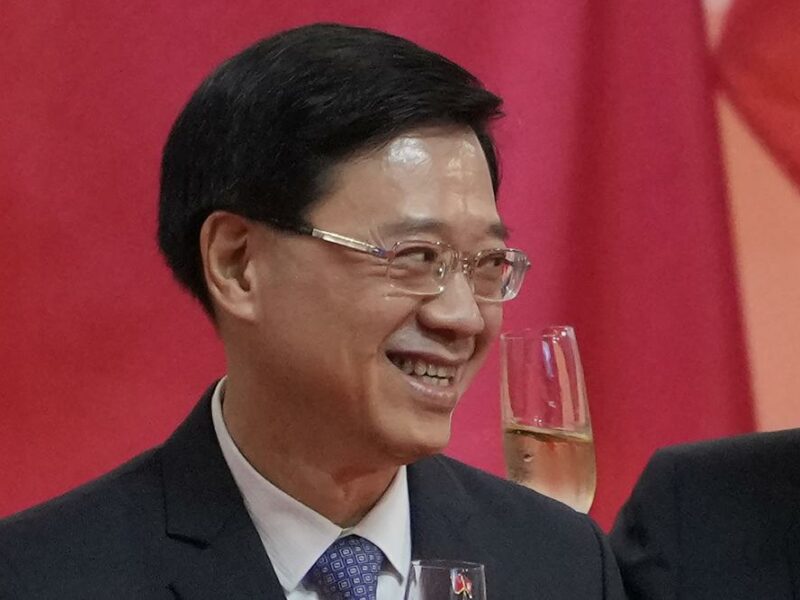 Nro. 2 de Hong Kong renuncia para postularse como candidato
