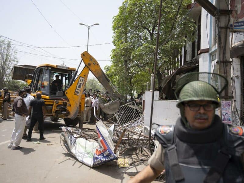 India: Derriban tiendas de musulmanes tras choques violentos