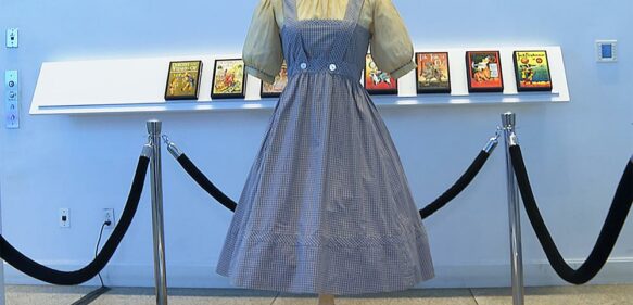 Subastan vestido de Dorothy en “Oz” perdido por décadas