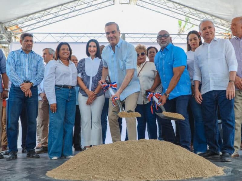 Abinader anuncia construcción de cinco destacamentos policiales y otras obras en Sabana Perdida