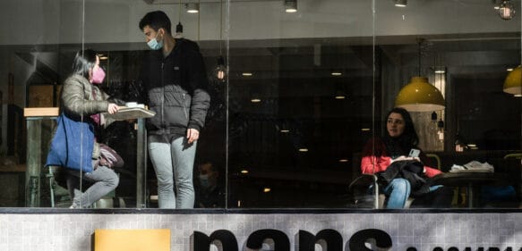 España eliminará la obligatoriedad de utilizar mascarillas en interiores el 19 de abril