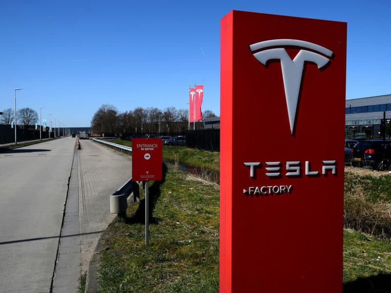 Elon Musk anuncia que Tesla fabricará «robotaxi» de aspecto futurista