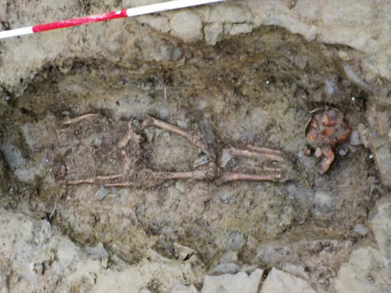 Hallan en Reino Unido un esqueleto de la época romana decapitado y con la cabeza en los pies