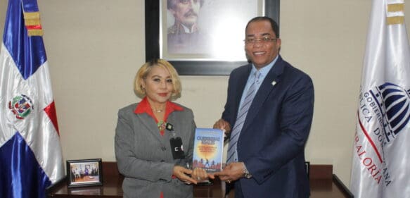 Contraloría apoya emprendimiento de colaboradora Rufina Beltré, autora del libro Best-seller “Guerreras reales”