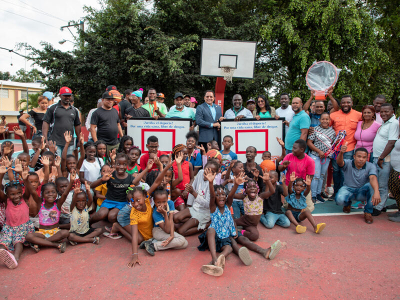 CND y MOPC entregan tableros de baloncesto y utilería deportiva a la comunidad de Palmarejos