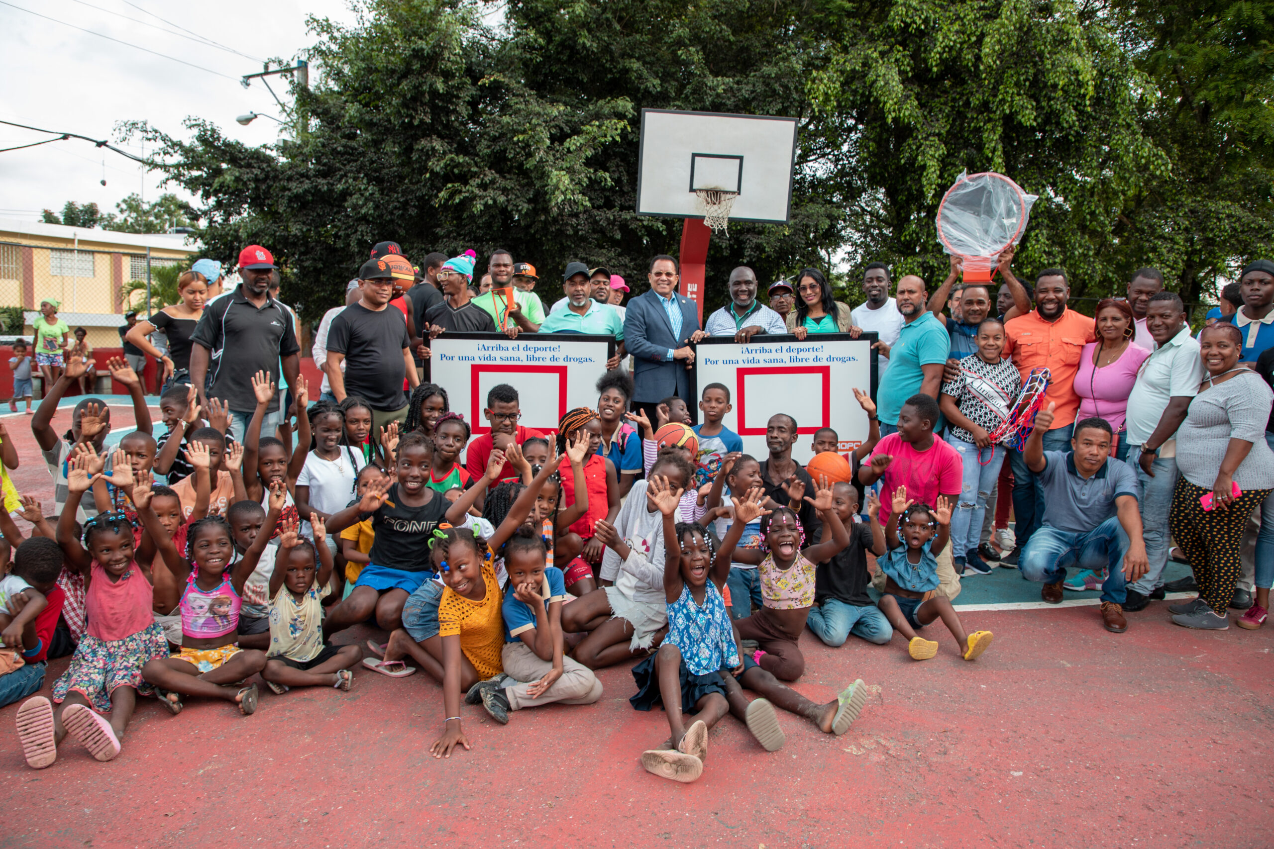 CND y MOPC entregan tableros de baloncesto y utilería deportiva a la comunidad de Palmarejos