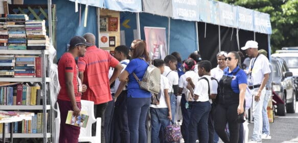 Se incrementa venta de libros en el cuarto día de la Feria del Libro 2022