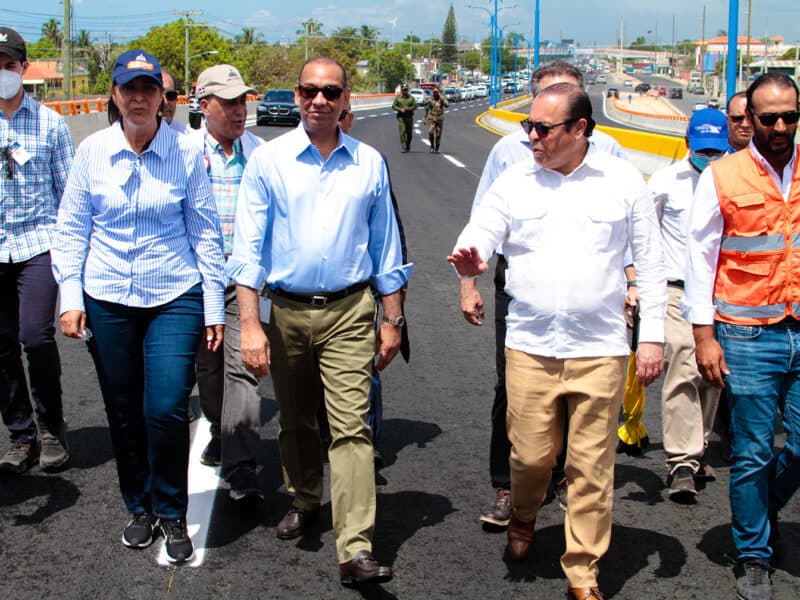 Transportistas y pasajeros celebran apertura del tránsito por el Elevado de Andrés Boca Chica
