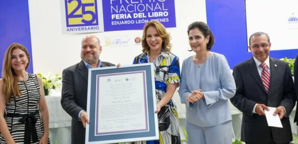 Pablo Gómez Borbón gana Premio Nacional Feria del Libro Eduardo León Jimenes 2022